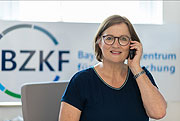 Susanne Kagermeier berät Patientinnen und Patienten Mitarbeiterin beim BürgerTelefonKrebs / ©Michael Rabenstein / Uni-Klinikum Erlangen